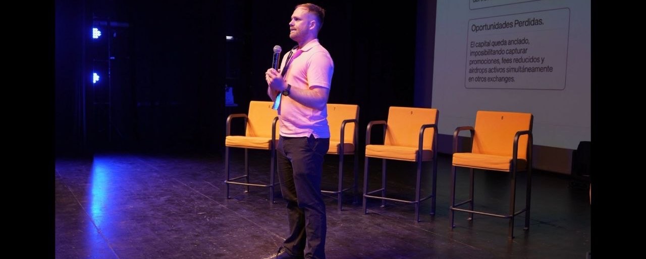 Jonycabesa en directo durante una conferencia sobre estrategia cripto